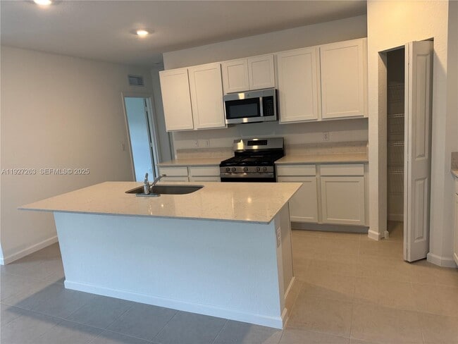 Foto del edificio - 5837 NW Sweetwood Dr