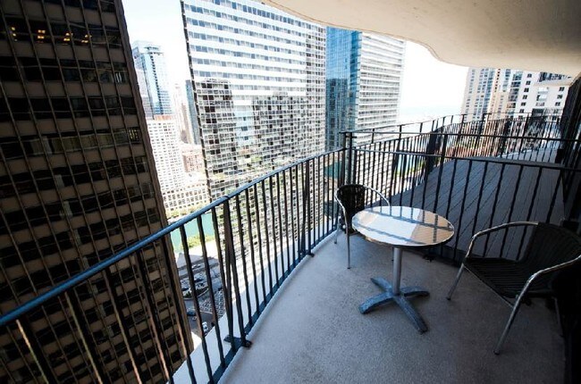 Foto del edificio - 245 N Columbus Dr