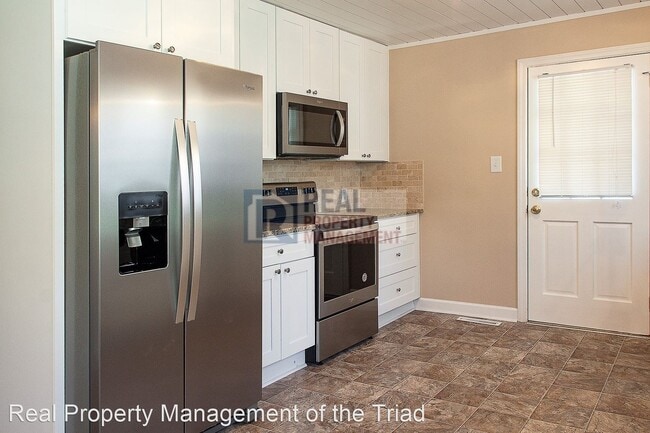 Foto del edificio - 3 br, 1.5 bath House - 2748 Lyndhurst Ave