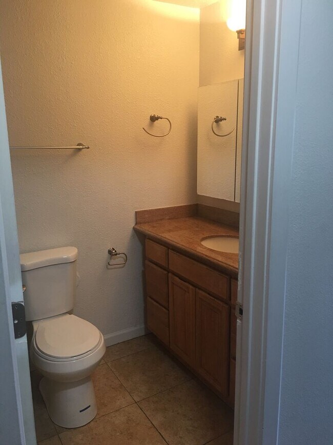 Building Photo - Clean One Bedroom
