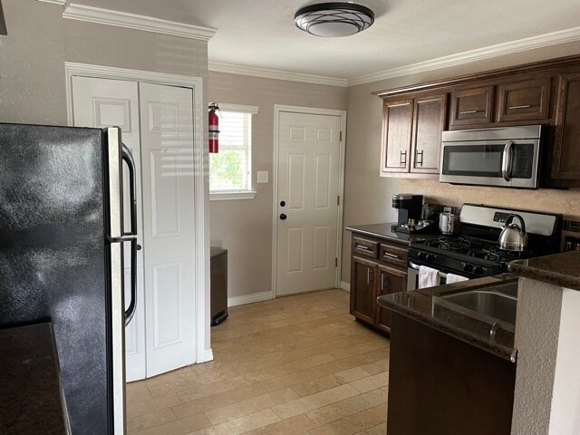 Fully Equipped Kitchen with dishes, Keurig, washer/dryer - 5024 Ennis St