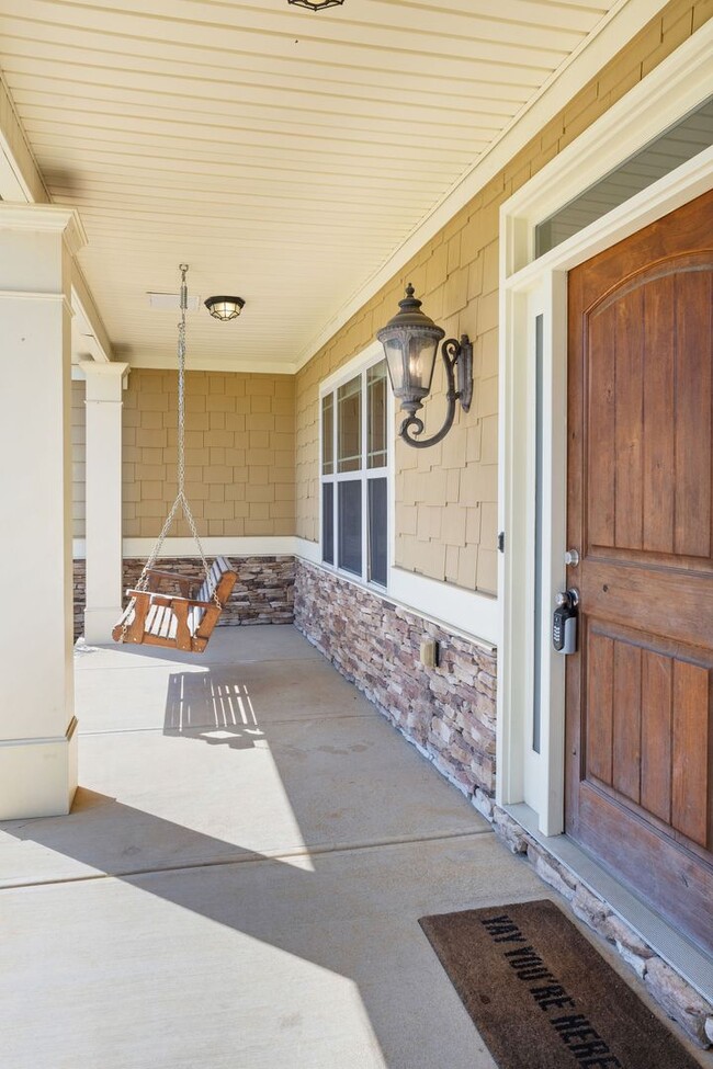 Building Photo - Spacious Home in Solamere Subdivision