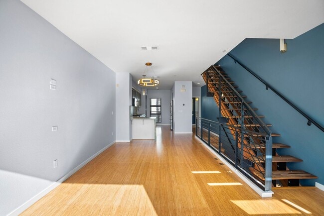 Foto del edificio - Townhome with EV Ready Garage!