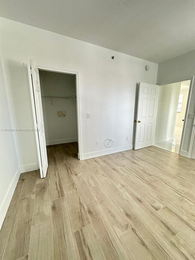 Foto del edificio - 3215 NE 184th St