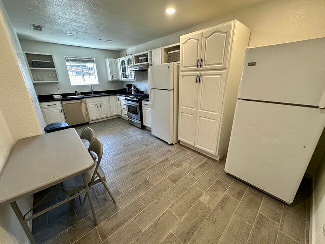 Building Photo - 3030 Plaza St