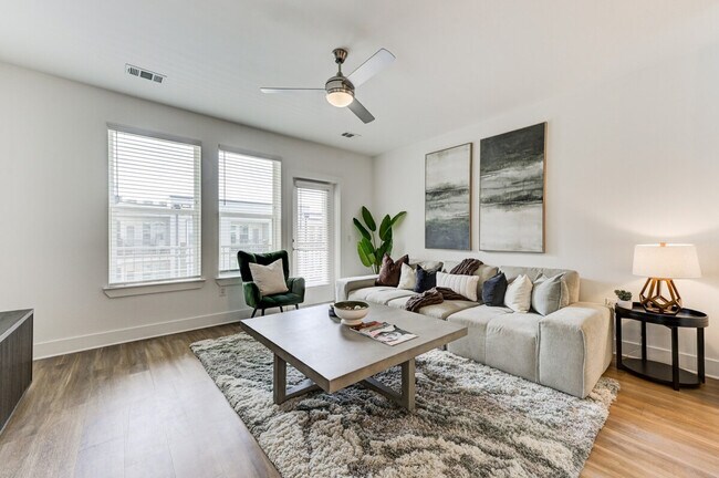 Building Photo - 975 Memorial Dr SE