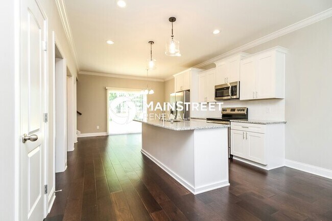 Building Photo - 3 Bedroom Pet-Friendly Home in Hendersonville, TN with Main Street Renewal