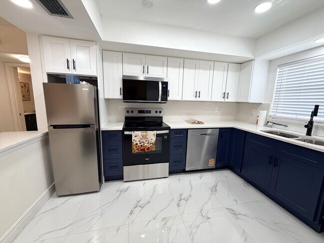 Foto del edificio - 2/2 STUNNING SEASONAL RENTAL IN SUNNY N. FT. MYERS, FL