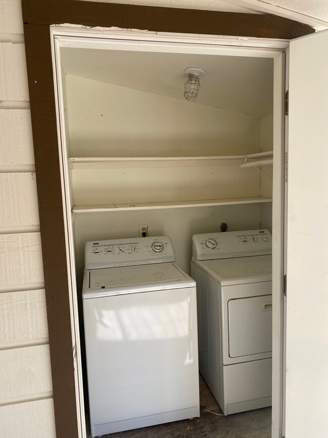 Private Laundry Closet w/ W&D - 7000 Oak Meadow Cir