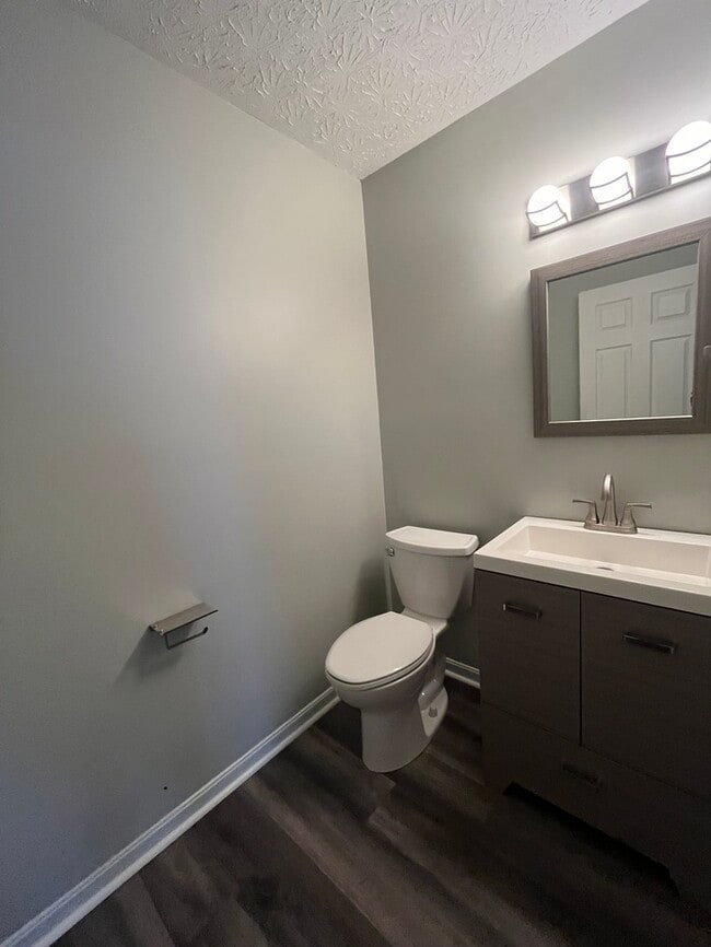Building Photo - 2-Bedroom Townhome