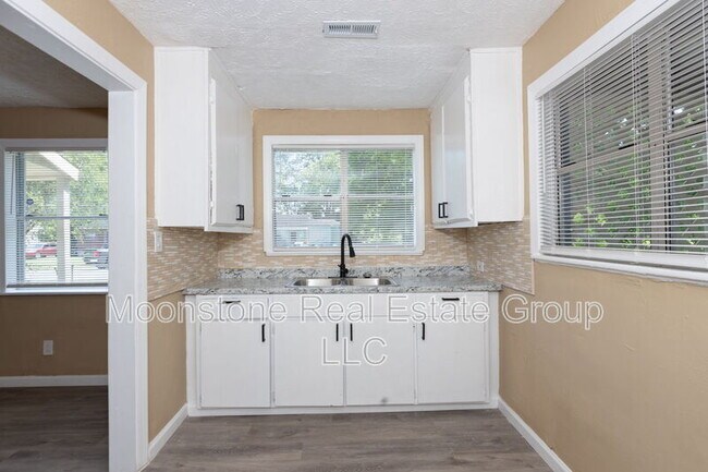 Foto del edificio - 3111 Baker Cir