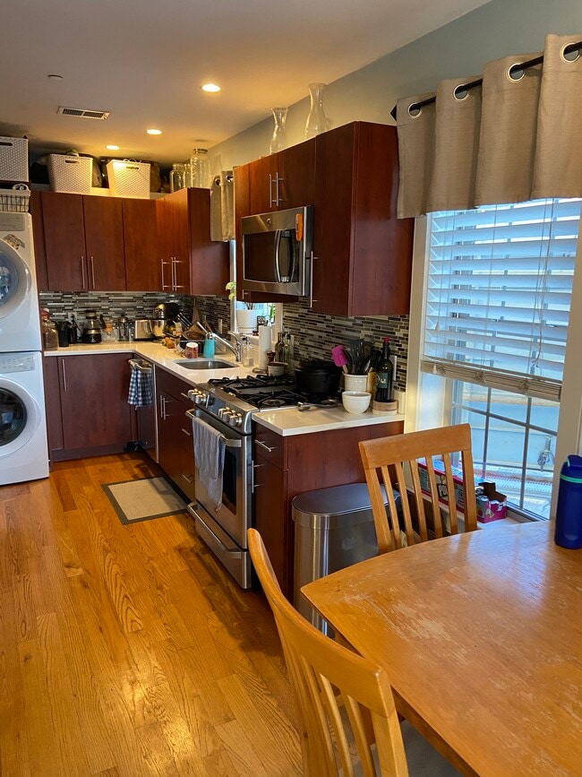 Building Photo - 102 D St