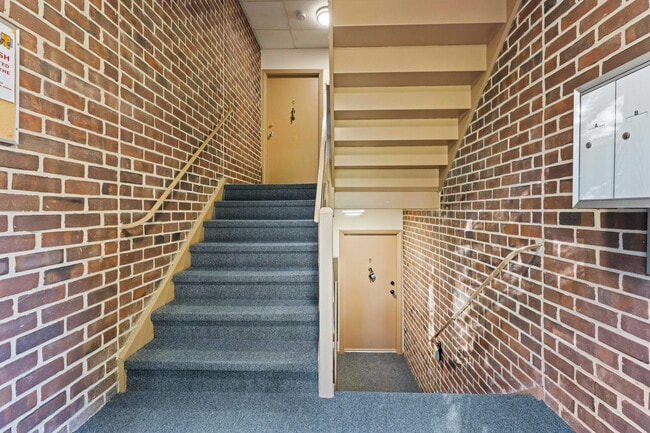 Building Photo - 211 Crocker Dr