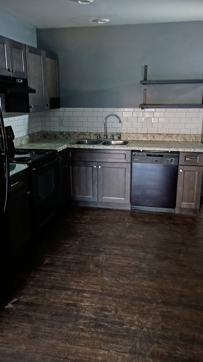 Building Photo - Phillips 711