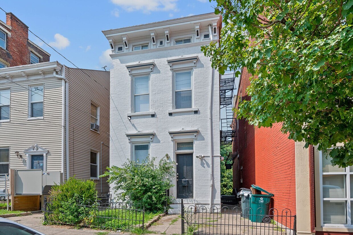 Primary Photo - 30 E University Ave