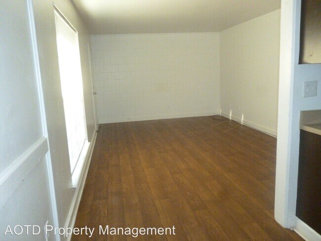 Building Photo - 457 White Dr