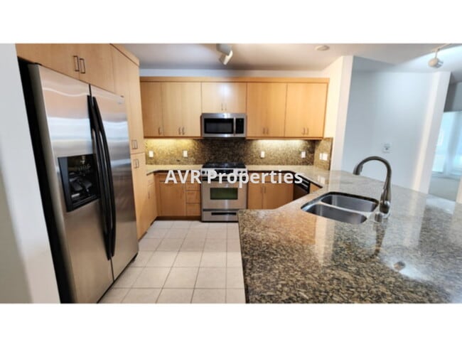 Building Photo - Fantastic fourth floor home