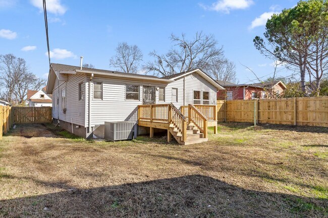 Foto del edificio - 3 Bed | 2 Bath | Fenced Backyard + Beautif...