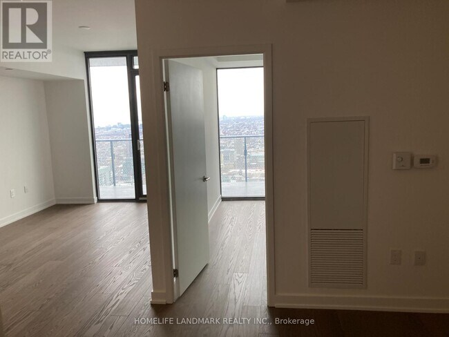 Photo du bâtiment - 11 Wellesley St W