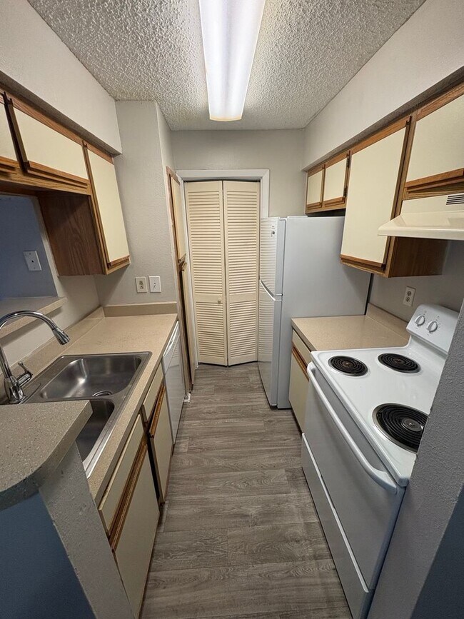 Building Photo - 1 bed 1 bath First Floor!!