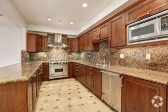 Chef's Kitchen - 118 S Clark Dr