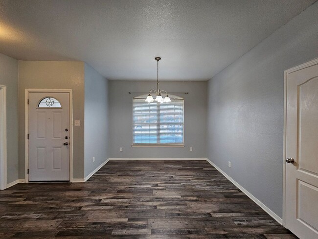 Foto del edificio - AVAILABLE NOW!