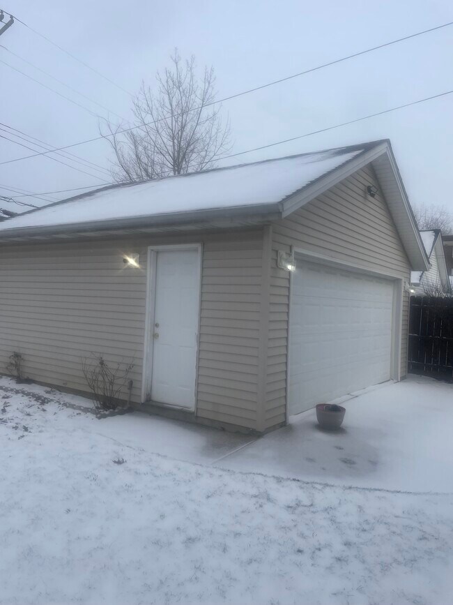 Building Photo - 14215 Milverton Rd