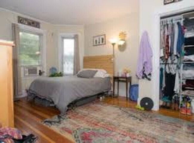 Foto del edificio - Large Sunny Unit on Oak Sq. Porch, Eat-in ...