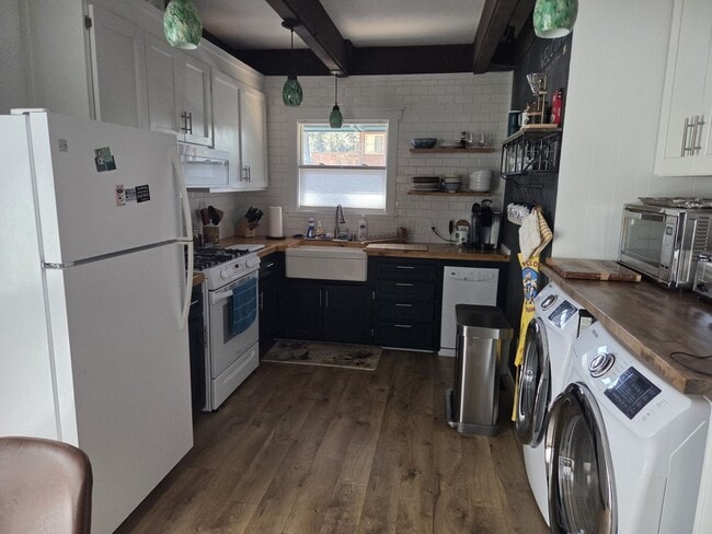 Building Photo - Quiet furnished cabin for ski lease