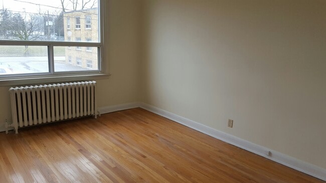 Building Photo - LARGE PREMIUM UNIT IN QUIET RENOVATED BUIL...
