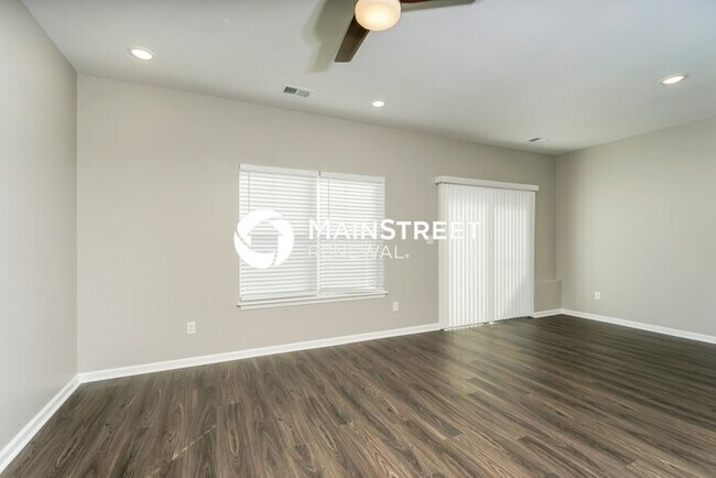 Foto del edificio - 3 Bedroom Pet-Friendly Home in Jeffersonville, IN with Main Street Renewal