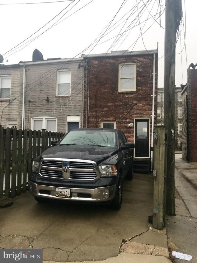 Primary Photo - 2700 E Fairmount Ave