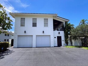 Building Photo - 929 NE 18th Ct