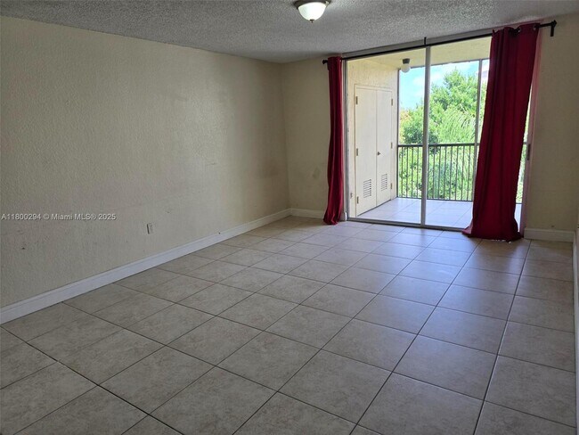 Foto del edificio - 8255 Lake Dr