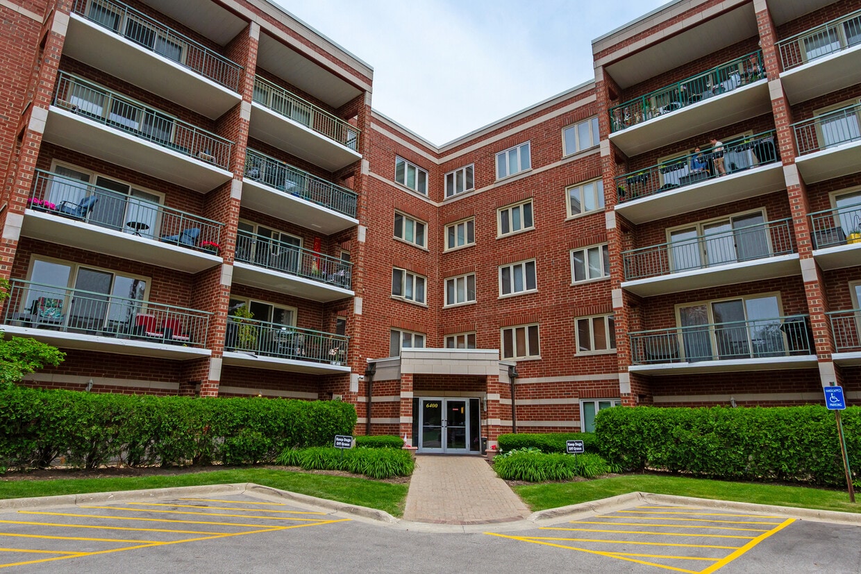 Primary Photo - 6400 W Berteau Ave