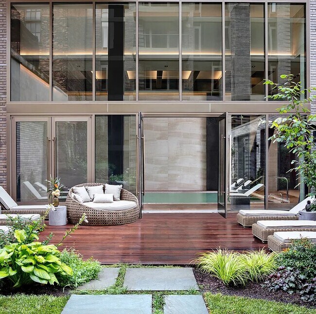 Building Photo - 505 W 43rd St