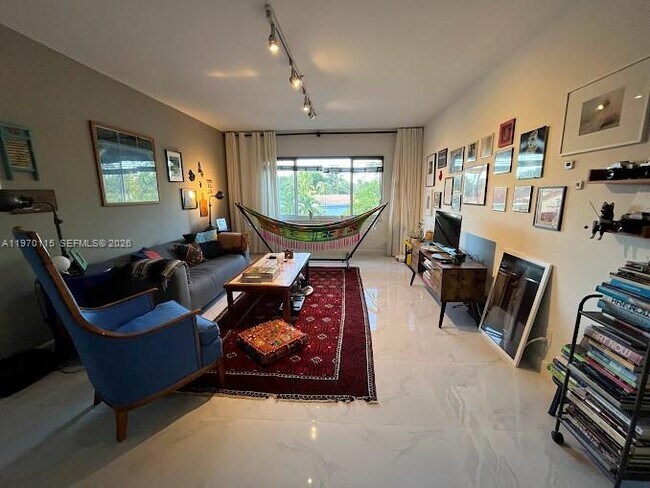 Foto del edificio - 2230 NE 56th Pl