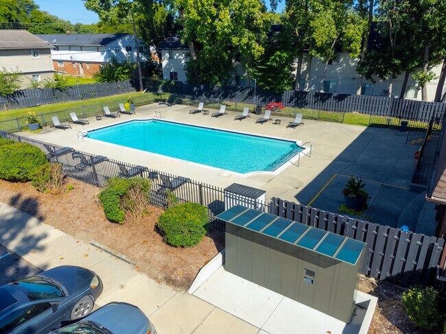 Espacio de piscina abierto y climatizado con tumbonas y casilleros para paquetes seguros las 24 horas, los 7 días de la semana en Knottingham Apartments en Clinton Township, MI - Knottingham Apartments