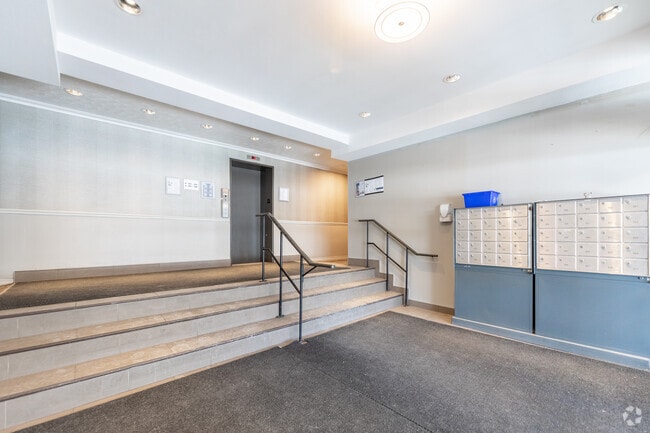 Lobby - 4340 Bathurst St