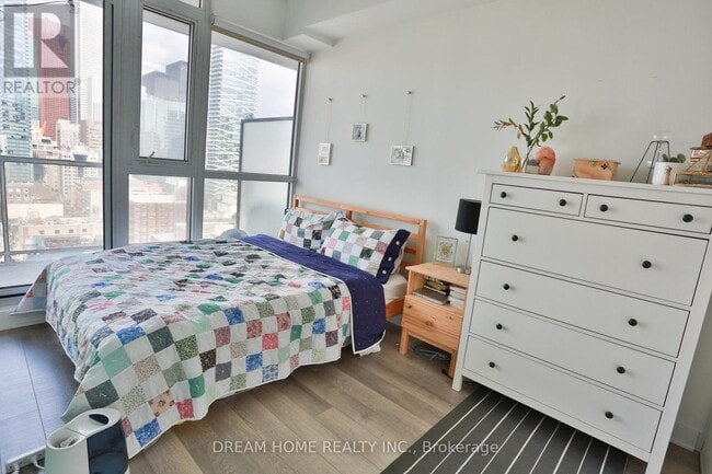 Building Photo - 290 Adelaide St W