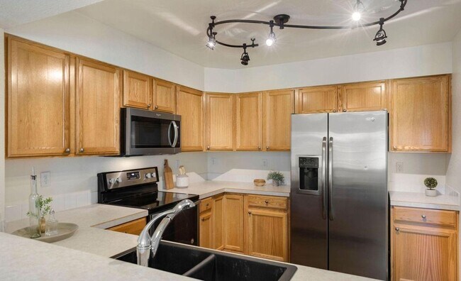 Building Photo - Cozy 2 Bedroom, 3 Bath Townhome located in...
