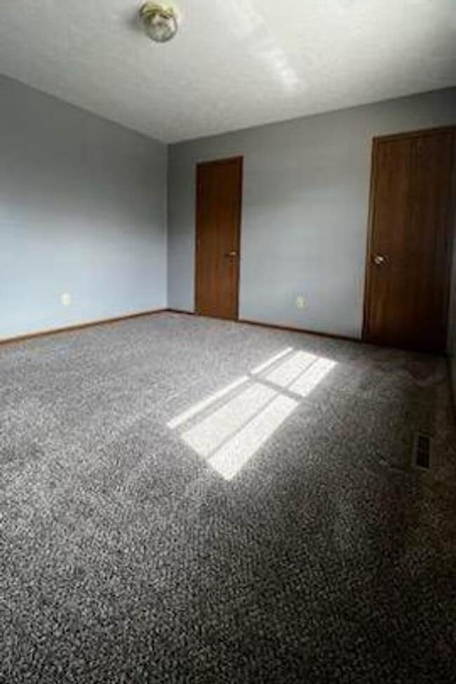 Building Photo - DUPLEX! 2 Bedroom 2 bathroom!