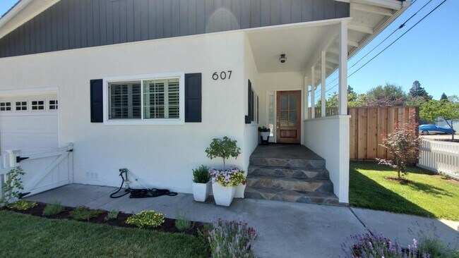 Building Photo - 607 Hawes St