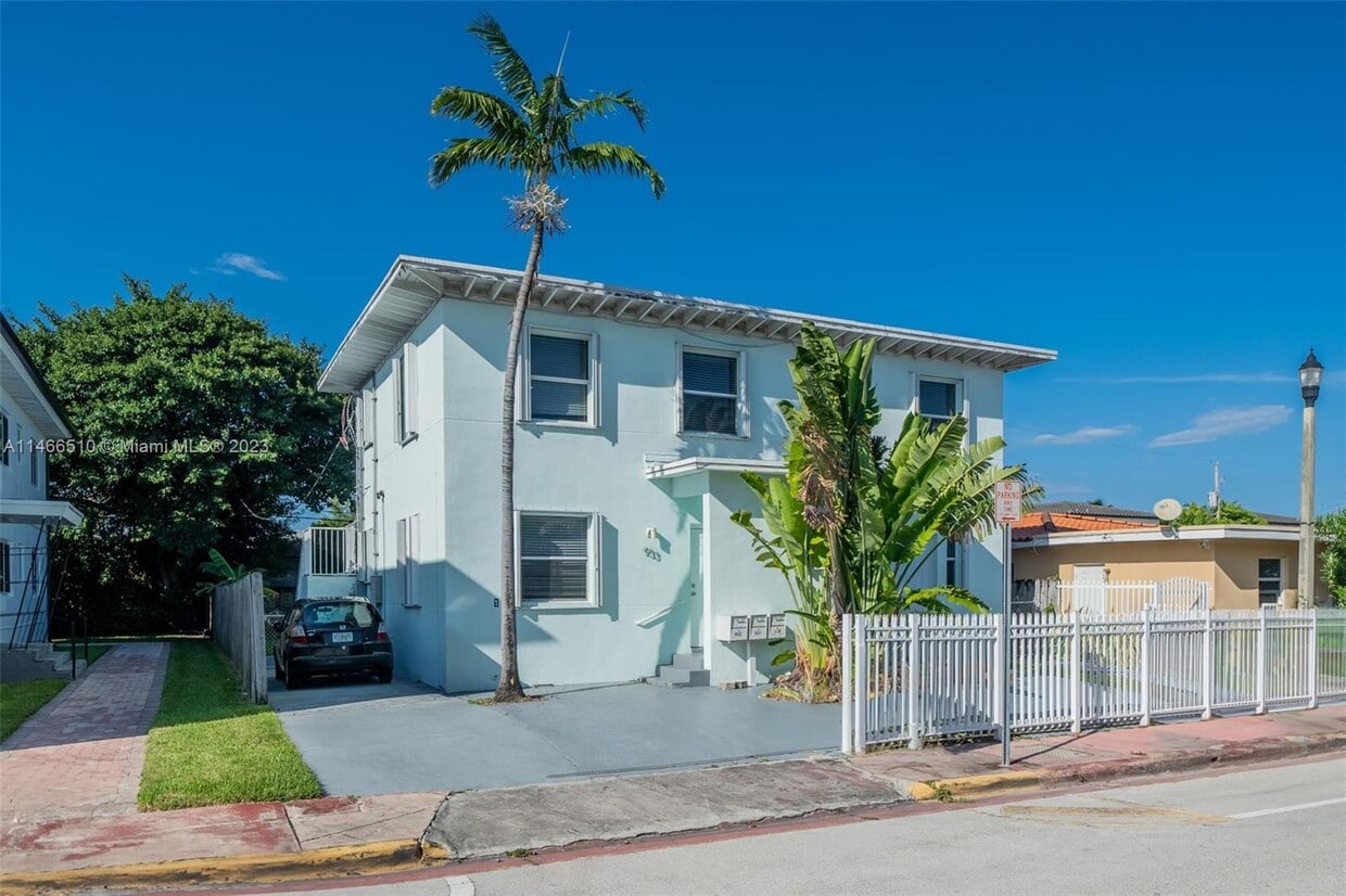 933 79th Terrace Unit 933B, Miami Beach, FL 33141 Room for Rent in