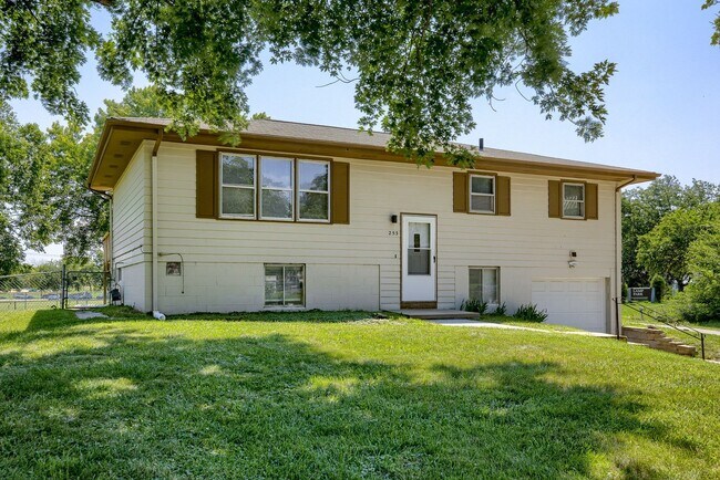 Foto del edificio - Can't Beat This Location!!