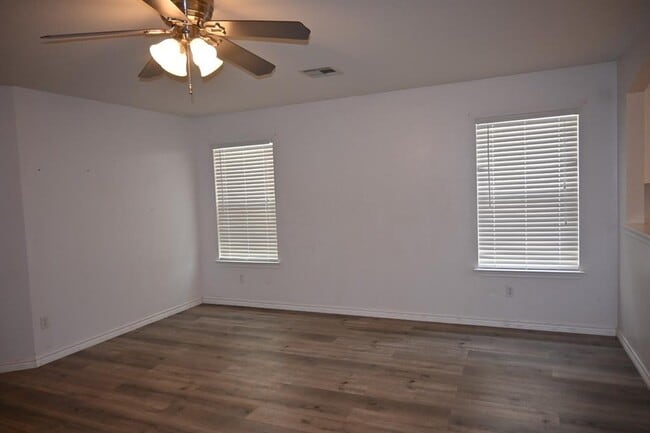 Foto del edificio - 17925 Honey Locust Ln
