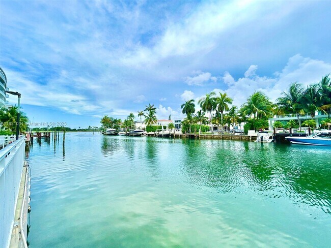 Foto del edificio - 9500 W Bay Harbor Dr