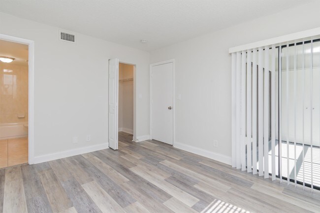 Foto del edificio - 5060 Davie Rd