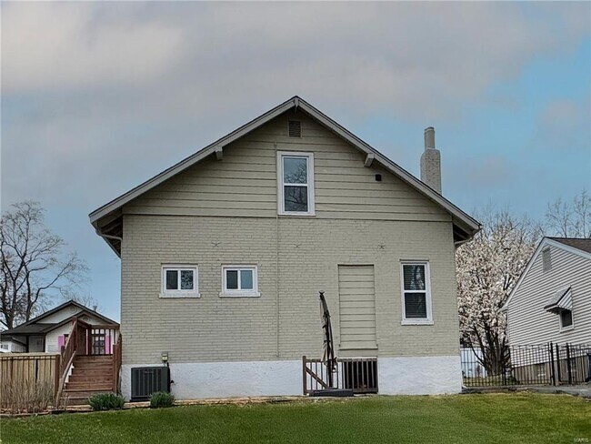 Foto del edificio - 729 Luckystone Ave