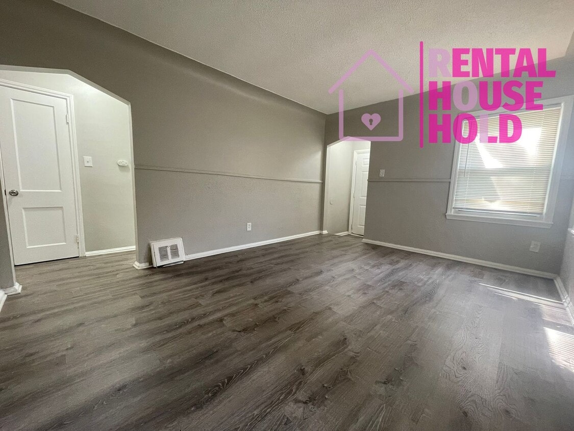 Foto principal - NEW LISTING | 3 BEDS 1 BATH | BASEMENT | G...